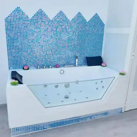 Appartamento Jacuzzi Suite, Pakito